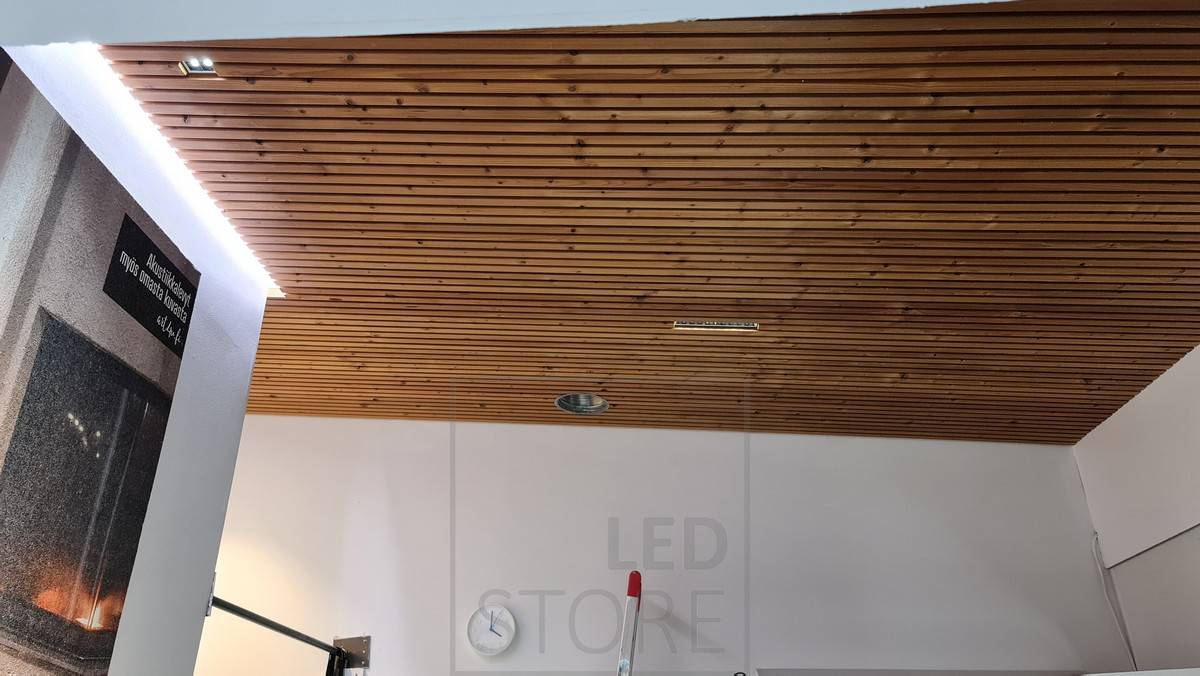 Řadová svítidla jako stropní svítidla a 22W-m CCT led pásek jako náladové světlo. Ledstore.fi
